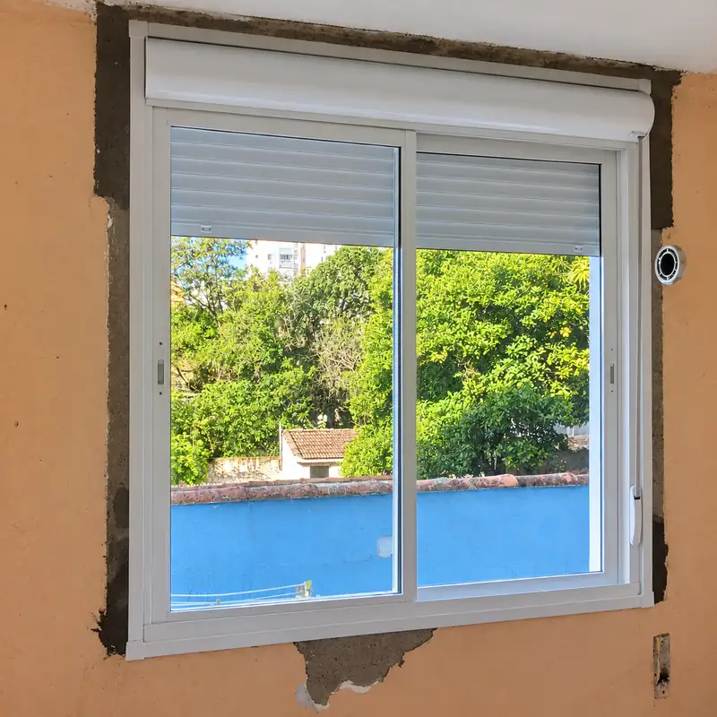 Janela de correr de alumínio branco com persiana instalada